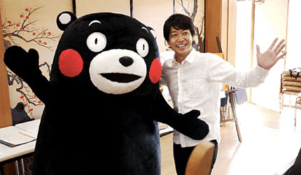 日本設計大師水野學與他設計的熊本縣官方吉祥物「熊本熊」。   圖：時報出版提供