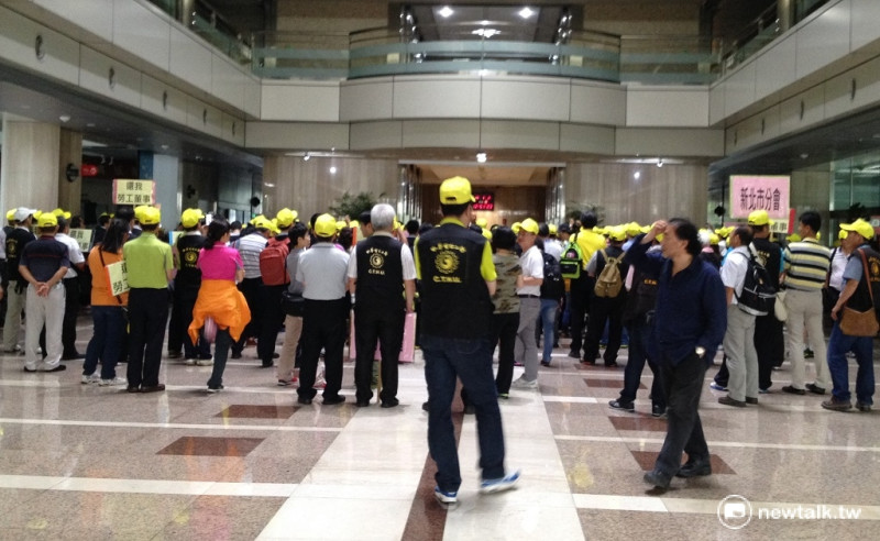 中華電信公司10日下午召開董事會，中華電信工會近500人聚集在總公司一樓大廳，直到資方釋出善意後才散去。   圖：周富美/攝
