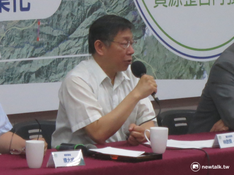 台北市長柯文哲認為，北市捷運有3大問題， TOD規劃不彰、欠缺商業化考量以及系統混亂。   圖：呂佳峻/攝