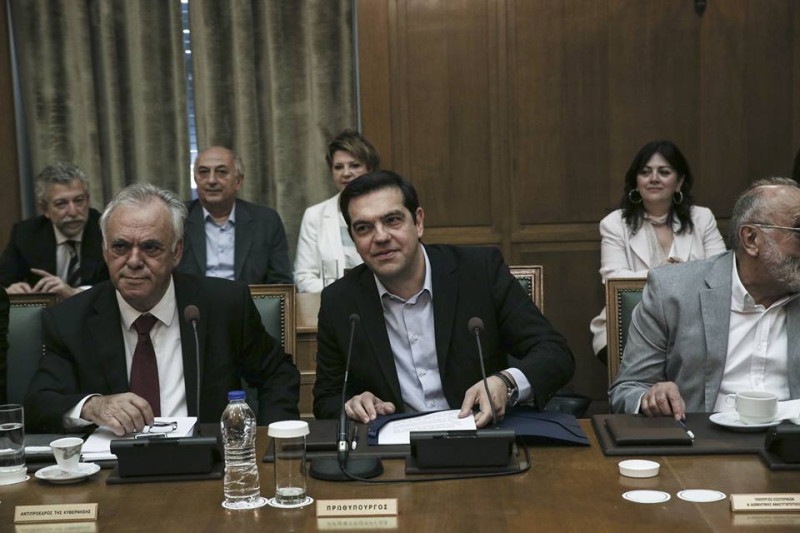 希臘總理齊普拉斯（前排中）很高興地向內閣表示，不必再為獲得新貸款，採取援助協議以外的新撙節措施。   圖：翻攝齊普拉斯臉書