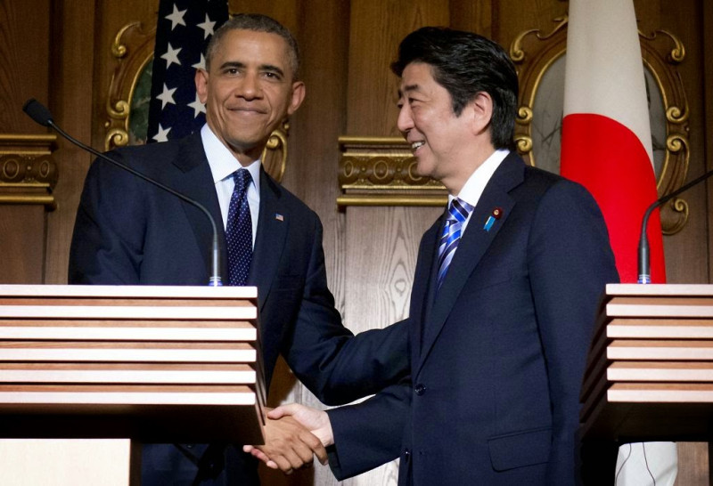 美國總統歐巴馬（左）將造訪廣島宣示反核，訪問期間由日本首相安倍晉三陪同。   圖：達志影像/美聯社資料照片