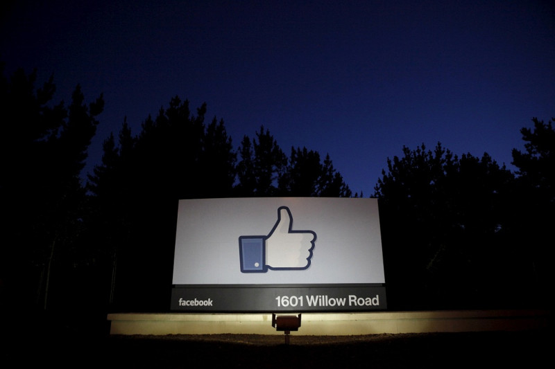 美國參議院委員會10日對社群媒體臉書（Facebook）發出質詢，要求臉書說明「人氣主題」如何運作。   圖：達志影像/路透社