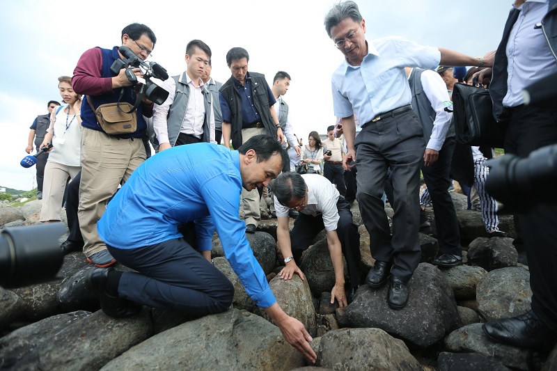 行政院長張善政11日在新北市長朱立倫的陪同下，前往新北市石門區視察「德翔台北輪」油污的清除及船體移除進度。   圖：新北市政府提供