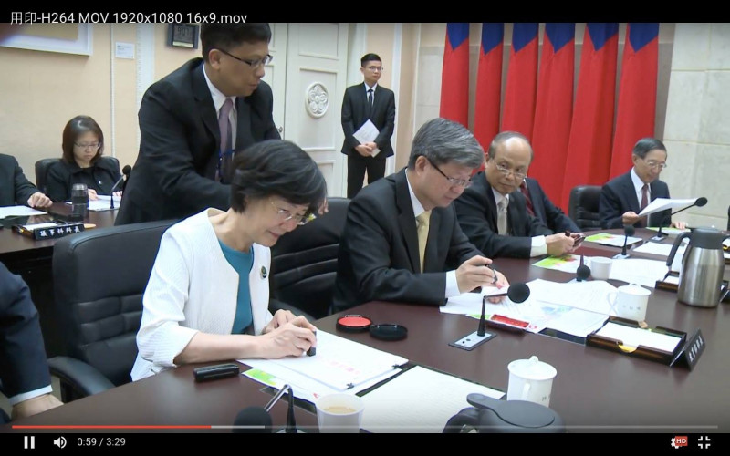 行政院內閣總辭，法務部長羅瑩雪（前）蓋下印章，象徵任務告一段落。   圖：行政院提供