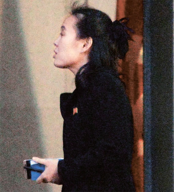 朝鮮領導人金正恩之妹金與正日前被外媒拍到消瘦身影，出席公開活動時疑似手持台灣hTC-1智慧型手機。   圖：翻攝自《中央日報》