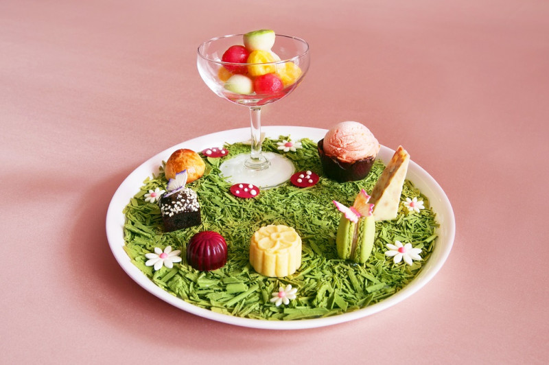 台北萬豪酒店14日公布國宴甜點「寶島花園繽紛盤」中有11道甜點和時令水果。   圖：萬豪酒店提供