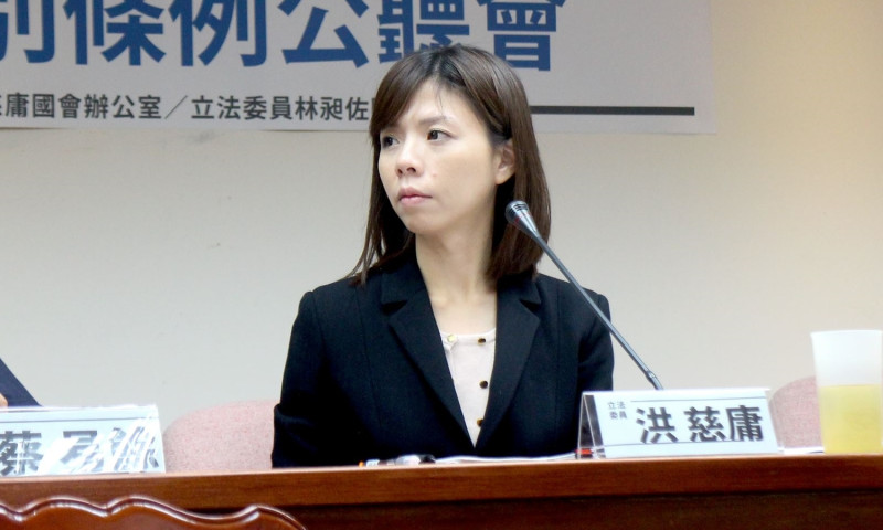 時代力量立委洪慈庸15日首度透過臉書回應「蔡媽媽」等人的質疑。   圖：洪慈庸臉書