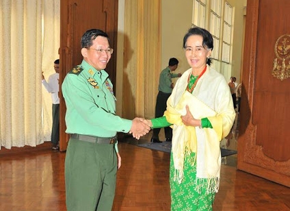 翁山蘇姬（右）在領導全國民主聯盟贏得緬甸大選後，就立即拜會國防軍總司令敏昂萊，初步開始互動。   圖：翻攝敏昂萊臉書
