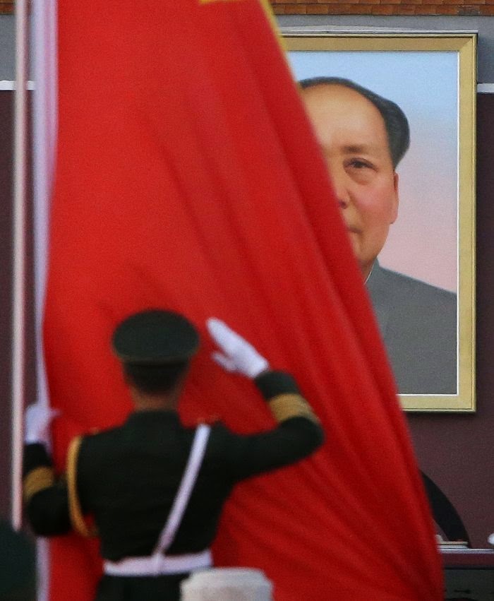 中國共產黨已故領導人毛澤東在50年前發出「五一六通知」，被視為開啟了長達10年的文化大革命。圖為毛澤東120歲冥誕在天安門的紀念儀式。   圖：達志影像/路透社資料照片