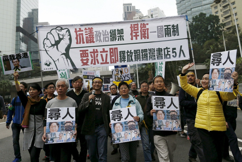 今年1月，香港民眾走上街頭抗議「被失蹤」的銅鑼灣書店5名員工。   圖：達志影像/路透社資料照片