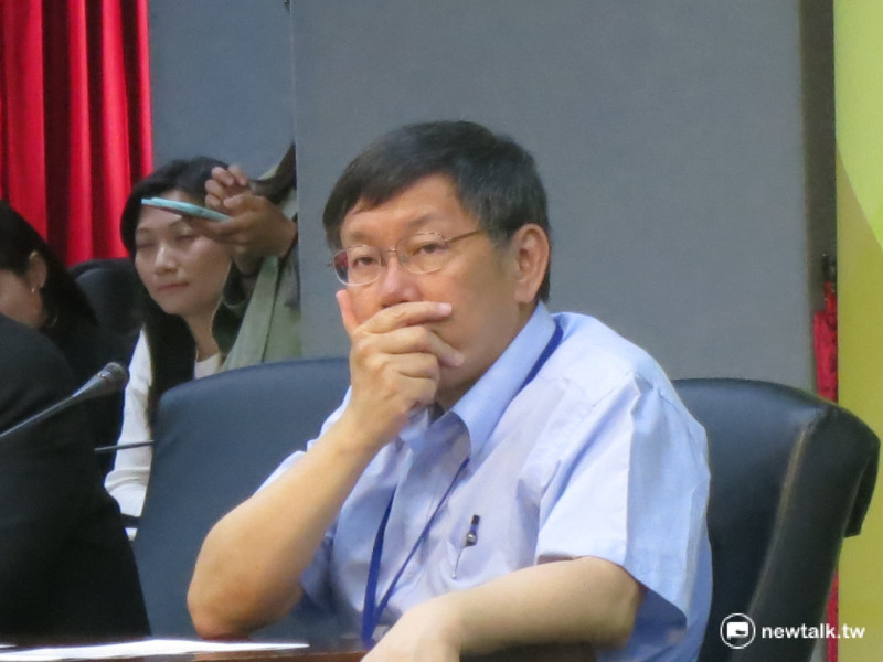 台北市研考會22日公佈最新民調，台北市長柯文哲首度出現死亡交叉。   圖：新頭殼資料照片