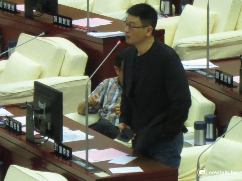 台北市議員梁文傑認為不該恢復重陽敬老金預算，否則社會局長許立民、市府秘書長蘇瓊麗就該下台負責。   圖：呂佳峻/攝