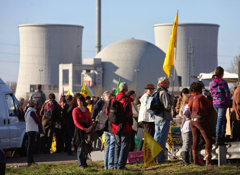 德國將在2022年告別核電，圖為福島核災意外發生後，德國大批反核人士在 Biblis 核電廠前抗議。   圖：達志影像/路透社資料照片