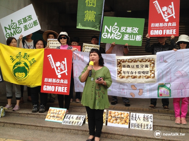 主婦聯盟18日上午在立法院群賢樓召開記者會，要求農委會進口國外黃豆時應源頭分流，把油料飼料用與食用分開，並調降「嘉磷塞」容許值。   圖：周富美/攝