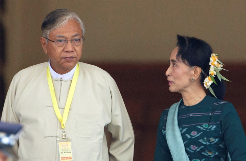 美國宣佈放鬆對緬甸的經濟制裁，此舉將增加兩國的貿易往來。左為緬甸新任總統碇喬（Htin Kyaw），右為翁山蘇姬（Aung San Suu Kyi）。   圖：達志影像/美聯社資料照片