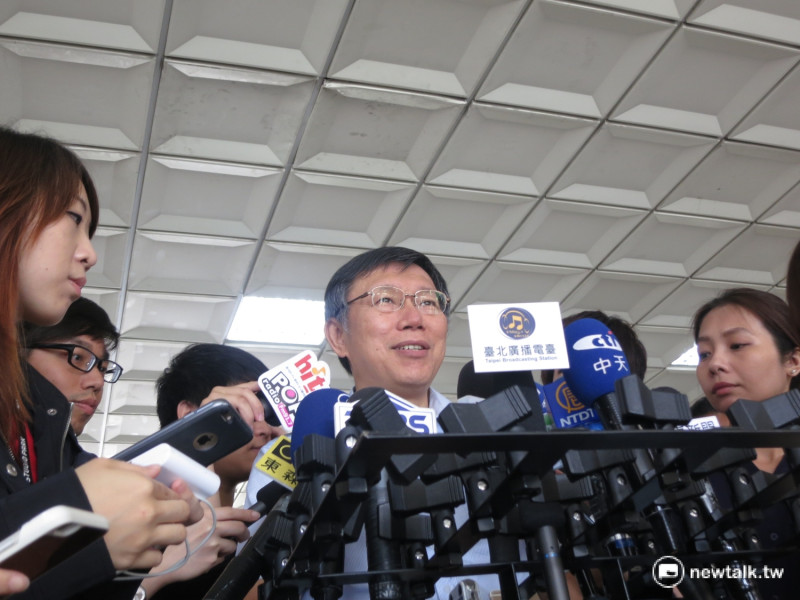 對於重陽敬老金爭議，台北市長柯文哲18日認為，應該先做出成績，再讓民眾評論。   圖：呂佳峻/攝