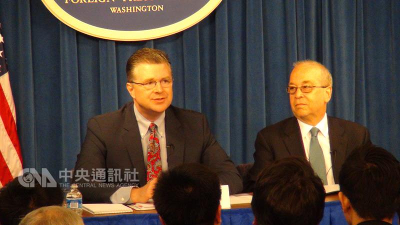 美方就520後的兩岸關係提出回應，康達（左）強調「美國持續信守基於三個公報與《台灣關係法》的一個中國政策」，希望兩岸雙方都展現彈性。   圖:中央社