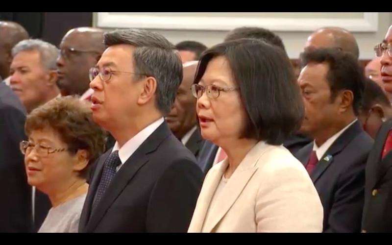 中華民國第14任總統蔡英文、副總統陳建仁20日在總統府大禮堂宣誓就職，蔡英文跟著唱國歌。   圖：翻攝直播畫面