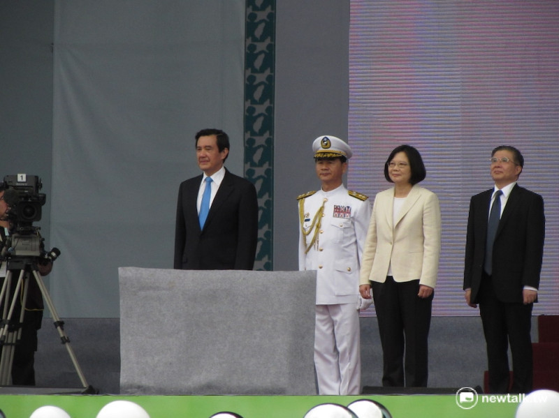 中華民國第14任總統蔡英文（右二）就職後，與卸任總統馬英九（左）走上總統府外大舞台，向民眾致意。   圖：邱珮文/攝