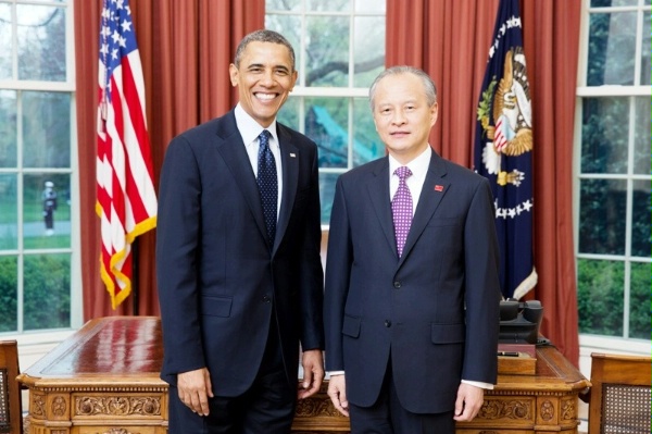 中國駐美大使崔天凱（右）頻頻放砲，圖為他2013年與美國總統歐巴馬合影。   圖：翻攝維基網站