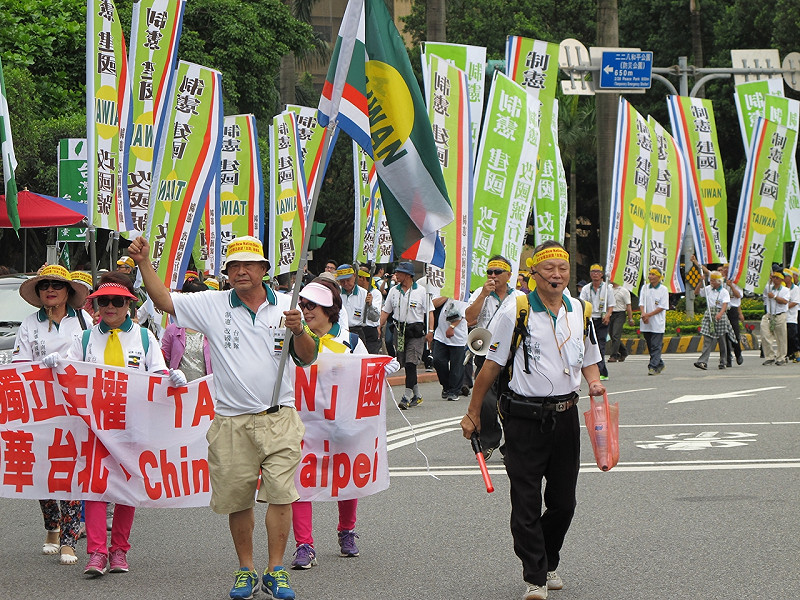 民進黨前立委魏耀全20日率領獨派群眾呼籲制憲建國。&nbsp;&nbsp;&nbsp;圖：林朝億/攝