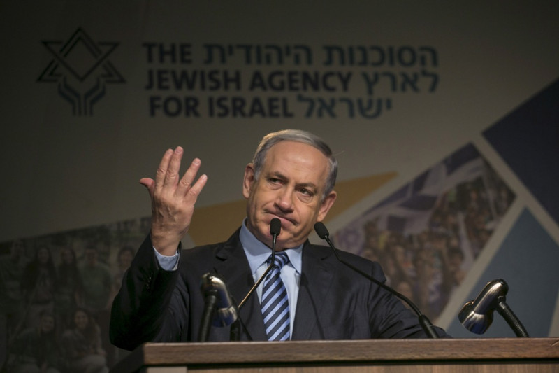 以色列總理納坦雅胡(圖)所領導的聯合內閣目前搖搖欲墜。為了鞏固權勢，他在18日徵詢極右派的李柏曼入閣意願，引發爭議。    圖：達志影像/路透社資料照片