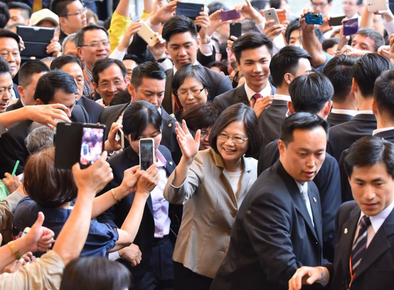 總統蔡英文21日出席「海外僑胞回國慶賀總統就職茶會」，獲得超過千名台僑熱烈歡迎。   圖：翻攝蔡英文臉書
