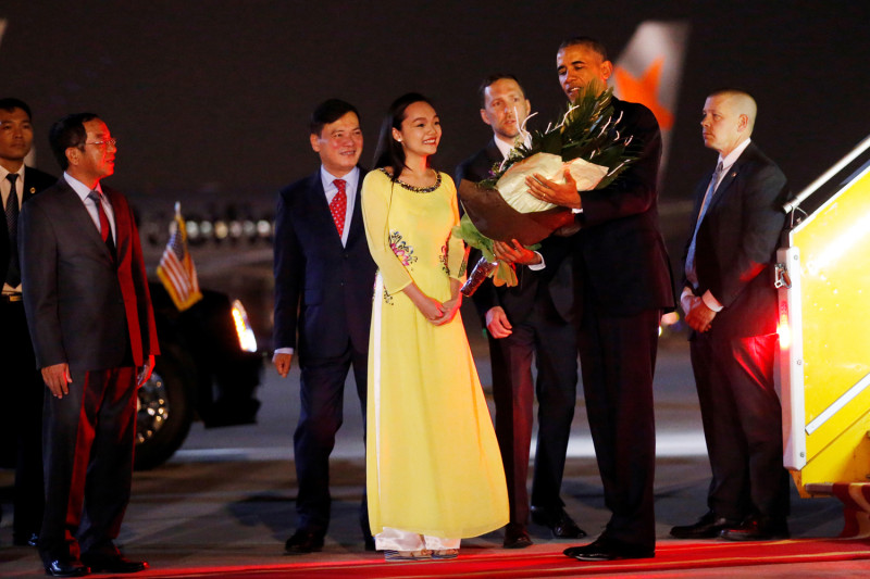 美國總統歐巴馬（右二）5月22日首度訪問越南，受到越南官方熱烈歡迎。   圖：達志影像/路透社