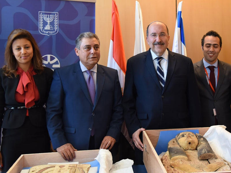 以色列外交部將2個3000年歷史的法老棺蓋歸還給埃及，由埃及大使哈拉特（左二）收下。   圖：翻攝以色列外交部官網/Eleram Mendel