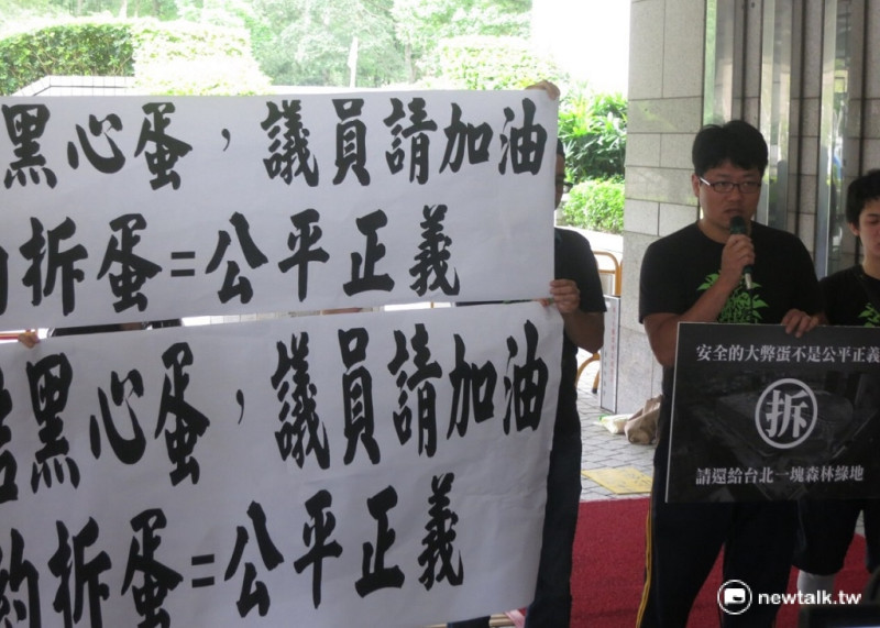 松菸公園催生聯盟、松菸護樹志工團等公民團體23日上午在台北市議會前，親自送上「拆」大巨蛋的陳情手板，台北市長柯文哲親手接過。   圖：呂佳峻/攝