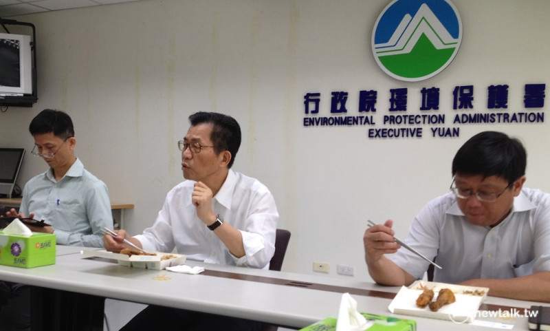 環保署長李應元(中)23日中午臨時約媒體便當餐敘，言談間提及「完全反對」進口國外廢五金到台灣的環保政策與決心。   圖：周富美/攝