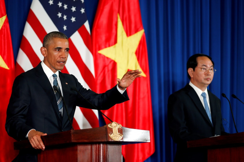美國總統歐巴馬(左)和越南國家主席陳大光5月23日召開聯合記者會宣布，「美國徹底解除50年來禁止銷售武器給越南的禁令」。   圖：達志影像/路透社資料照片