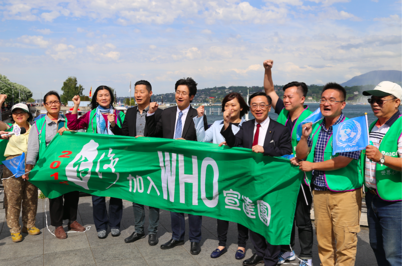 台灣代表團也與場外為台灣加入WHO、台灣入聯的宣達團民眾加油致意。   圖：時代力量提供