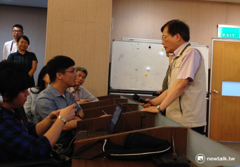 勞動部長郭芳煜(右)主動走到記者面前遞送麥克風接受提問，展現親民作風。   圖：周富美/攝
