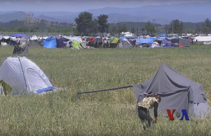 希臘警方24日對伊多梅尼（Idomeni）的難民營，實施清場工作。預計花費10天，將滯留難民遷徙到撒羅尼迦（Thessaloniki）。   圖：翻攝美國之音報導影片