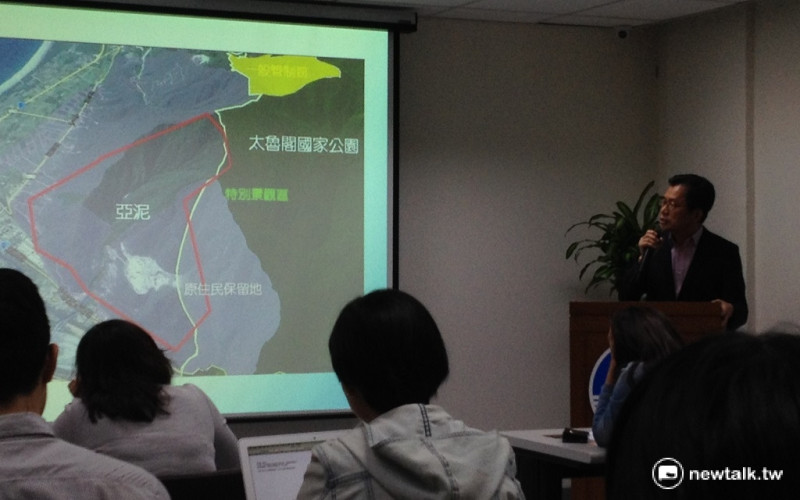 環保署長李應元(右)出示太魯閣國家公園空照圖，強調亞泥在當地造成嚴重破壞，到2017年之後將完全禁止開發採礦。   圖：周富美/攝