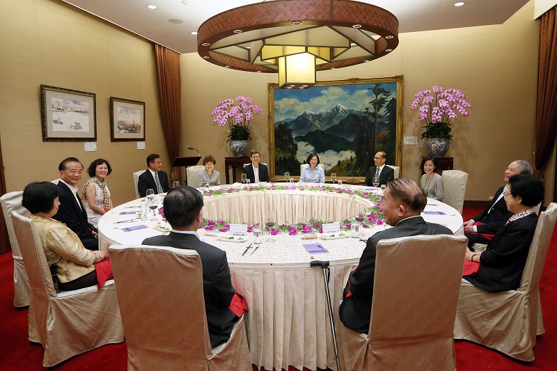 總統蔡英文25日晚間邀請五院院長餐敘，五院院長偕同配偶赴宴。   圖：總統府提供