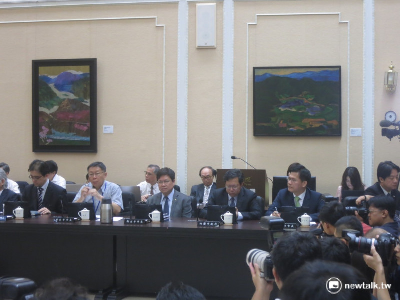 首次行政院會，除了新北市外，5都市長與總統府副秘書長劉建忻都列席與會。   圖：呂佳峻/攝