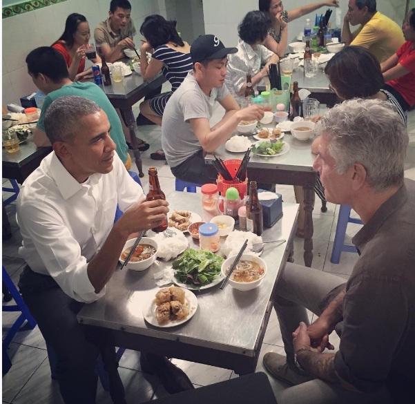 一張與美食節目主持人波登(Anthony Bourdain)一起在河內一家小吃店共進越南美食的照片，成為美國總統歐巴馬越南行最吸引人的照片。   圖：翻攝白宮臉書