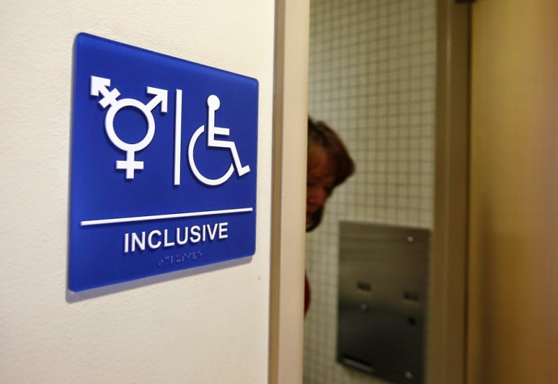 日前美國政府頒布聯邦指令，呼籲各州公立學校允許跨性別學生自由選擇廁所，引來以德州為首的11個州提出集體訴訟。圖為美國加州大學爾灣分校所設置的中性廁所。   圖：達志影像/路透社資料照片