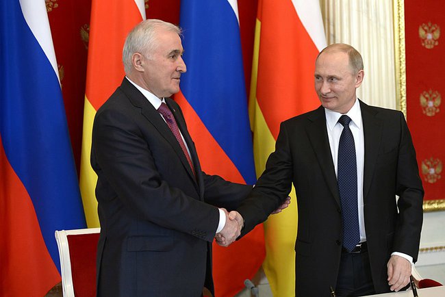 2015年3月，俄羅斯總統普亭（右）與南奧塞梯總統季比洛夫簽定盟約，引起西方國家批評。   圖：翻攝維基網站/ 克里姆林宮