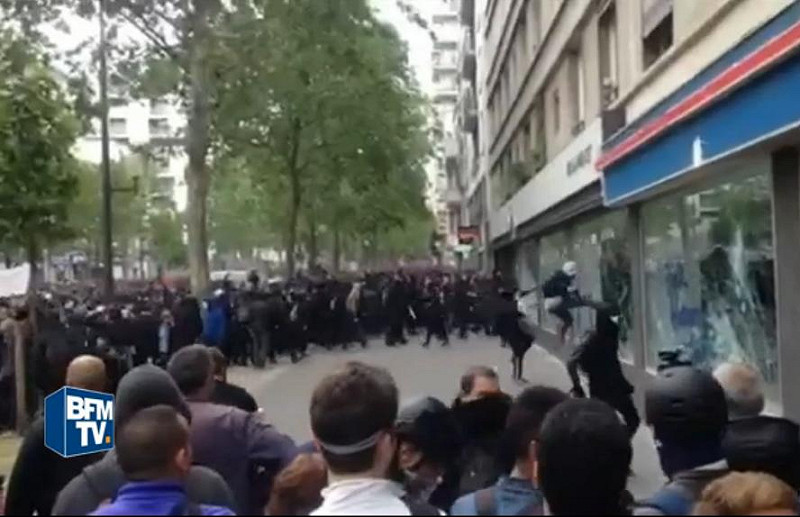 法國民眾加入反勞動法抗爭活動，怒踹商店櫥窗。&nbsp;&nbsp;&nbsp;圖：翻攝BFMTV