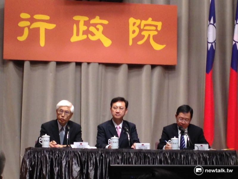 衛福部長林奏延(左)27日上午在行政院召開記者會指出，對於國人認為以「中華台北」名義出席世界衛生大會(WHA)感到委屈，他個人感同身受。   圖：周富美/攝