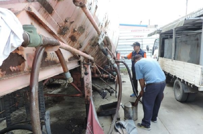 高雄港警局在大竂區查獲下地下油行。   圖：高港警提供