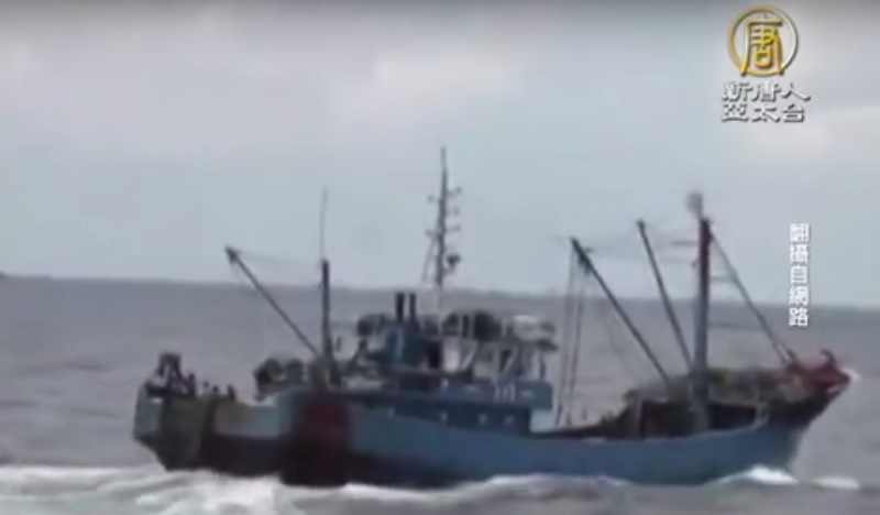菲律賓兩艘海岸警衛隊船在呂宋島附近海域截獲一艘非法侵入領海的中國漁船，扣押船上10人。   圖：翻攝網路