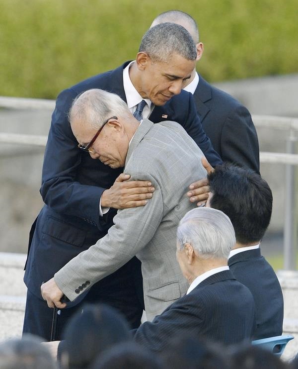在廣島舉行哀悼儀式後，歐巴馬緊緊擁抱現年79歲的原爆受害者森重昭。   圖：中央社/共同社提供