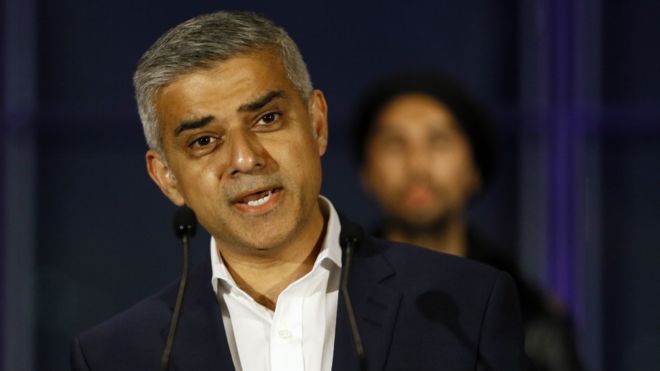 今年5月初獲選為英國倫敦市長的薩迪克汗(Sadiq Khan)信奉伊斯蘭教，極右派「英國優先黨」(Britain First)隨即放話警告要對穆斯林政治人物展開直接行動。   圖：翻攝自BBC網站