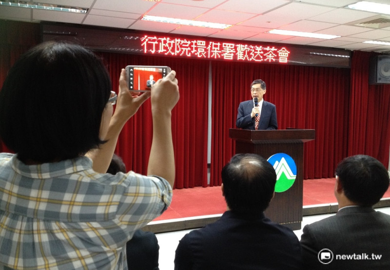 前環保署長魏國彥卸任茶會當天，獨立記者朱淑娟(左)依然堅守崗位拍攝紀錄。   圖：周富美/攝