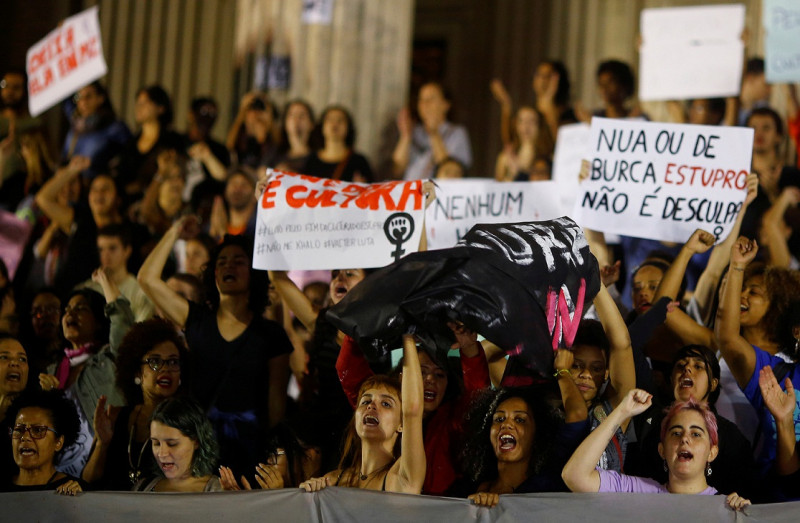 巴西1名16歲的少女遭到33人集體性侵後，引發數百名婦女27日上街要求政府保護女性，終止強暴文化。   圖：達志影像/路透社
