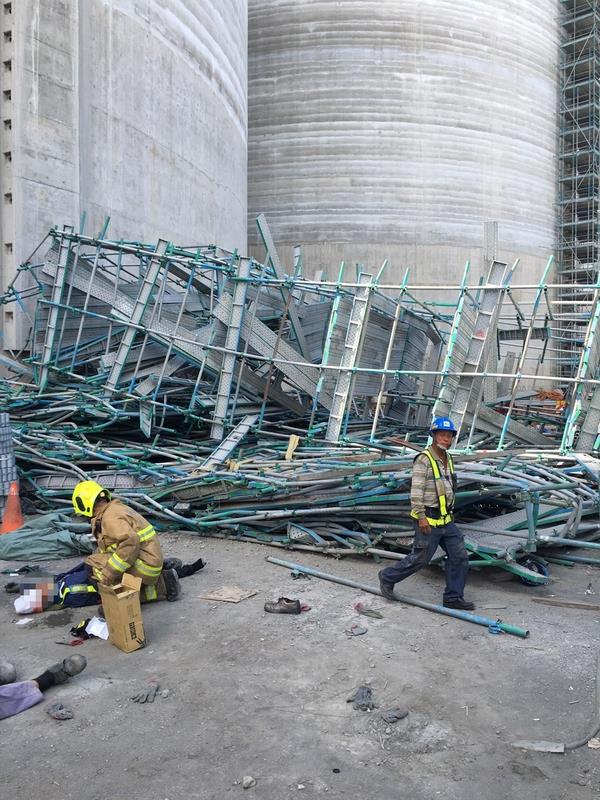 台電大林廠29日下午發生10多層樓高的工地鷹架倒塌，造成2人死亡5人重傷的不幸意外。   圖：高雄市消防局提供